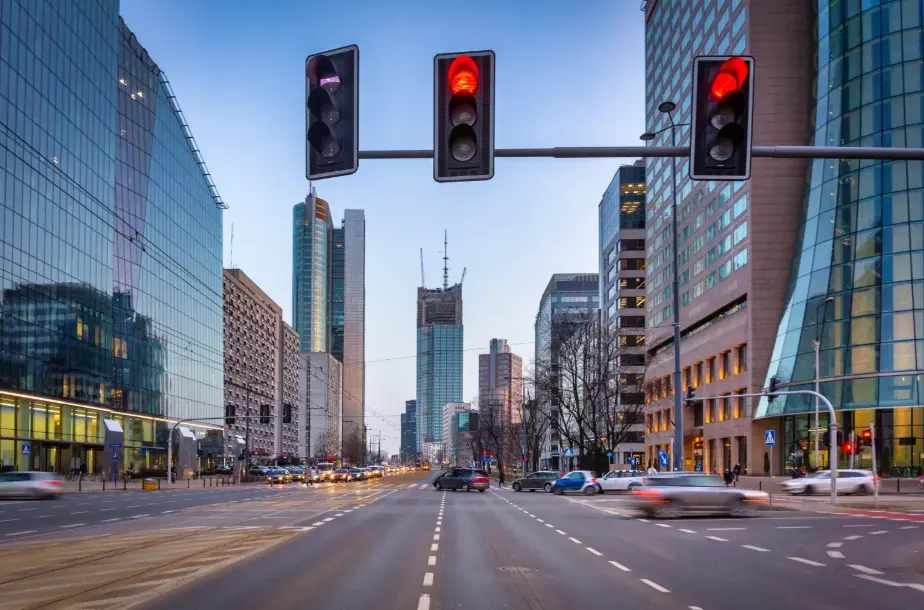 Semáforo en rojo en la intersección